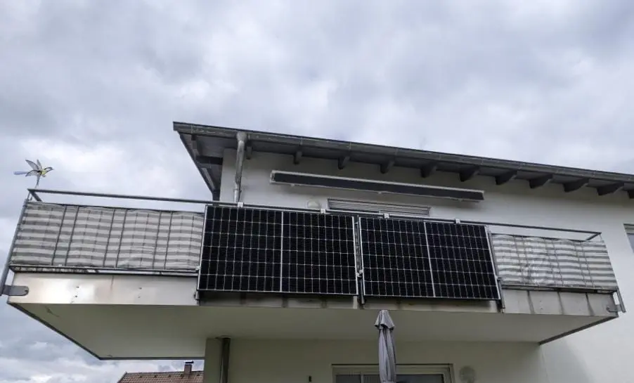 PV-Module an Metallgeländer